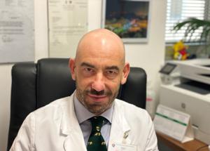 Variante K, l'influenza mette KO gli italiani: a Natale l'ondata di contagi potrebbe esplodere. Bassetti: "Fatevi un regalo, vaccinateviâ€™â€