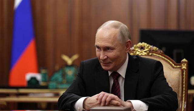 Ucraina, dopo l'accordo Ue ora parla Putin: "Pronti alla tregua se Kiev rielegge il presidente. Attaccare l'Europa? Basta assurdità"