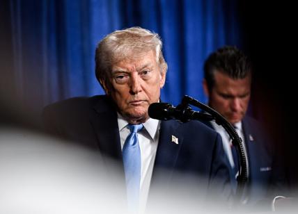 Trump show a Davos: "Negoziati immediati per la Groenlandia, oppure...". L'Ue sospende l'accordo sui dazi, è "guerra" con gli Usa