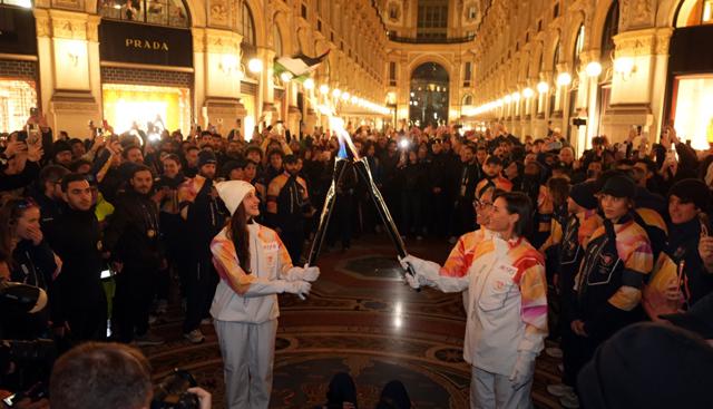 La fiaccola olimpica in piazza Duomo a Milano