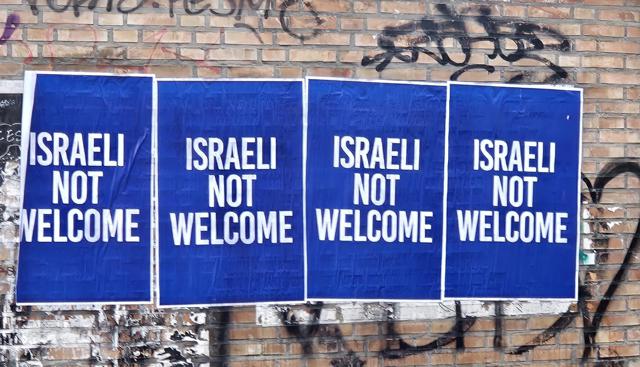 I manifesti "Israeli not welcome" comparsi in zona Porta Genova a Milano I manifesti "Israeli not welcome" comparsi in zona Porta Genova a Milano