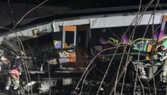 Barcellona, treno deragliato