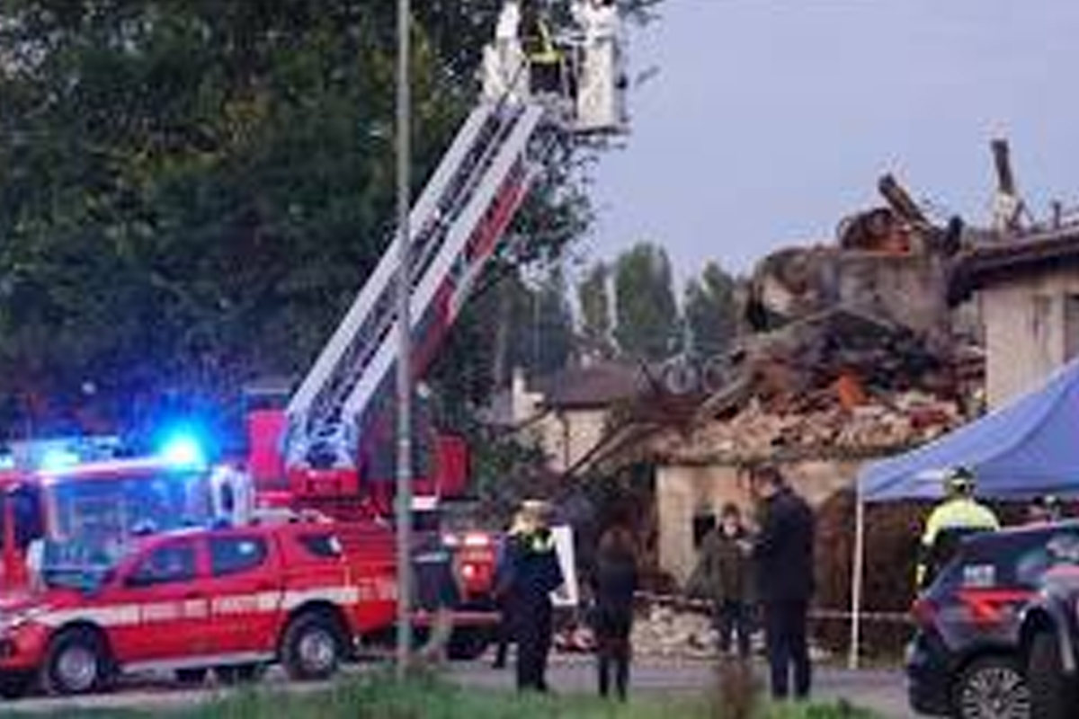 https://www.affaritaliani.it/static/upl2025/ince/0000/incendio-castel-azzano30.jpg