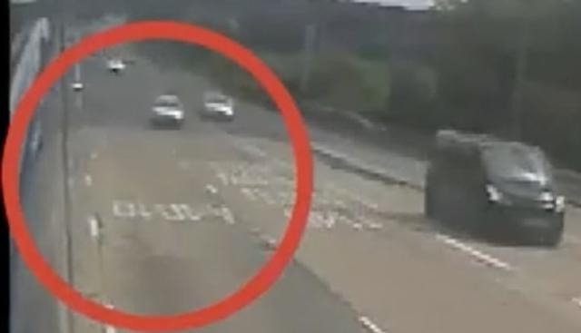 Supera con il rosso e provoca un incidente a tutta velocità, le terribli immagini dell'impatto