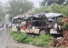 Scontro tra pullman e camion pieno di bombole di gas, morti 18 pellegrini. Tragedia in India