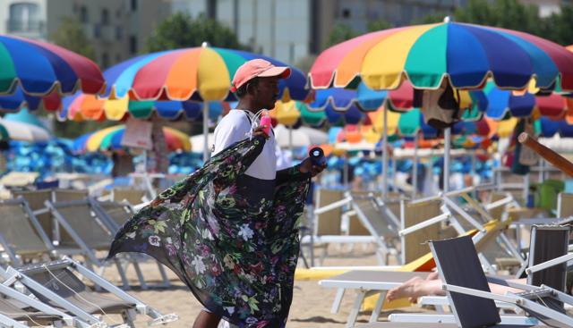 Costa Smeralda, spopola la truffa dei "vu cumprà" col pos. Ecco come i venditori ambulanti beffano tutti (Stato compreso)