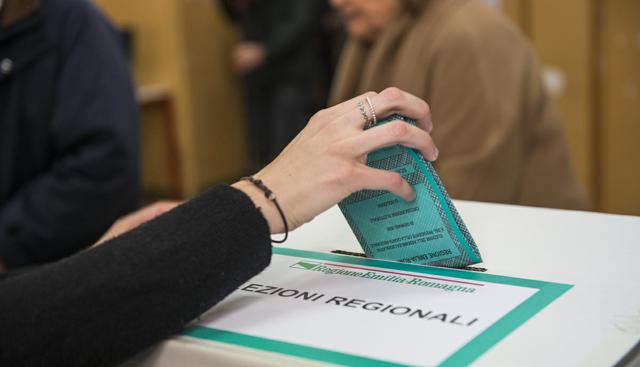 Elezioni Marche e Valle d'Aosta, affluenza alle 23 rispettivamente al 37,7% (-5 punti) e al 62.98%