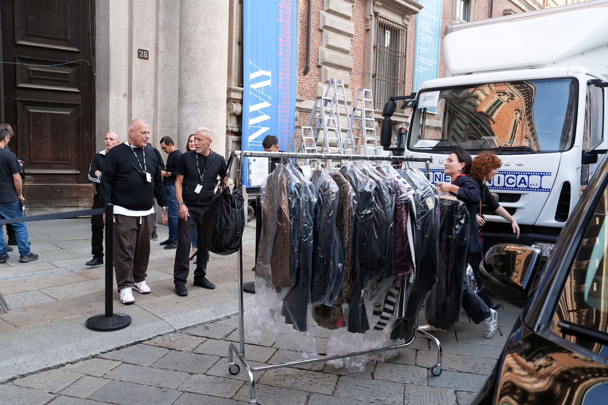 Milano, riprese del film Il Diavolo Veste Prada 2