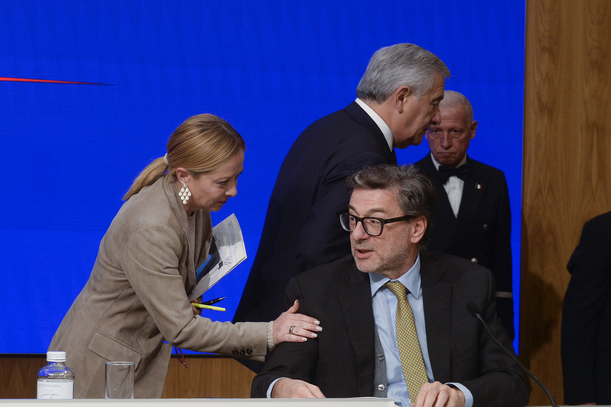 Manovra, show di Meloni: la premier prima illustra la legge di bilancio, poi se ne va e lascia Giorgetti in conferenza stampa. "In bocca al lupo"