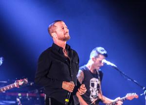 Raf in ottima forma anche negli affari: la sua Girotondo Srl chiude il 2024 con utili in crescita