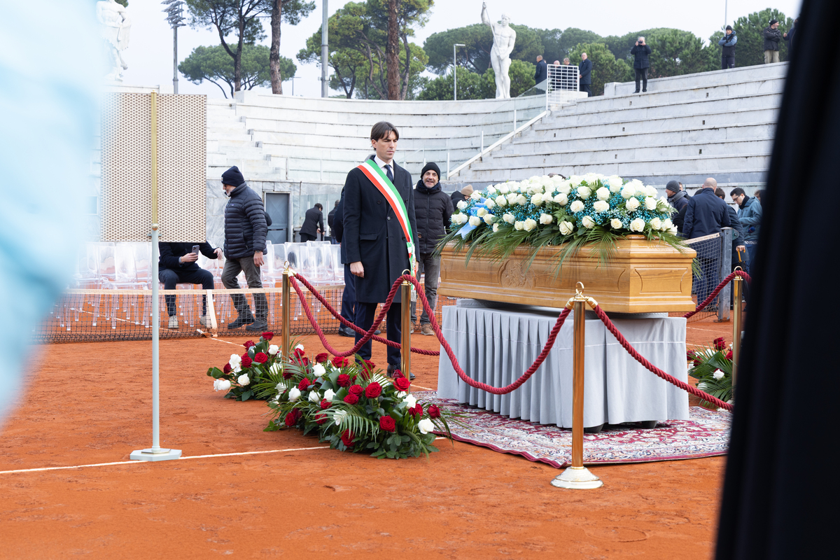 Funerali di Nicola Pietrangeli, aperta la camera ardente al Foro Italico sulle note di Aznavour. Poi la cerimonia a Ponte Milvio