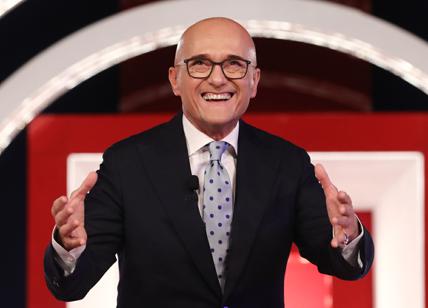 Alfonso Signorini indagato per violenza sessuale ed estorsione: la Procura di Milano apre il fascicolo dopo la denuncia di Antonio Medugno