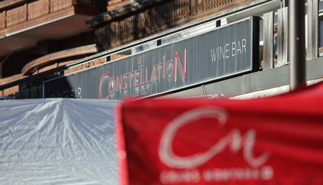 Crans-Montana, per una serata con gli amici non bastano 100 euro a testa: ecco i prezzi del locale Le Constellation