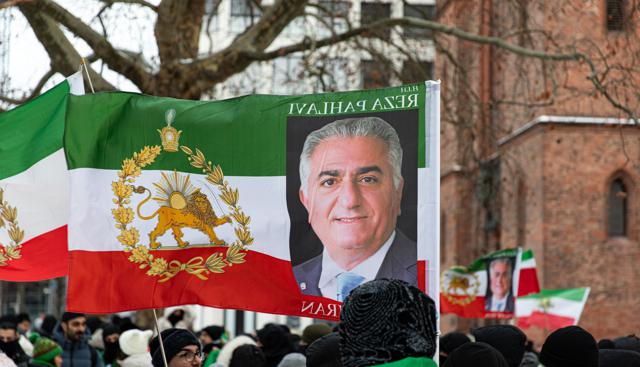 Chi è Pahlavi l'erede dello scià pronto a tornare - L'esilio negli Stati Uniti e l'Iran diviso su di lui