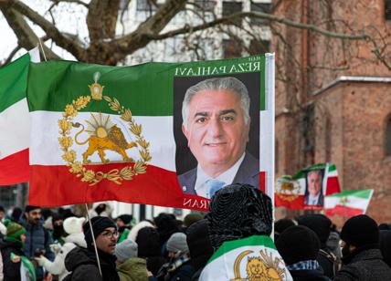 Chi è Pahlavi l'erede dello scià pronto a tornare - L'esilio negli Stati Uniti e l'Iran diviso su di lui