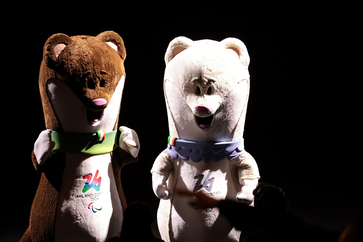 Atmosfera a San Siro per la cerimonia di apertura delle Olimpiadi invernali Milano Cortina