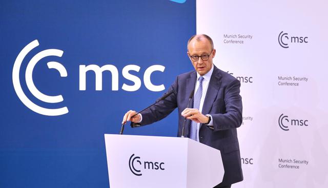 Conferenza di Monaco, Merz: "Avremo l'esercito più potente del mondo. Frattura tra Usa e Ue". Macron: "Tutti si ispirino a noi e smettano di criticarci"