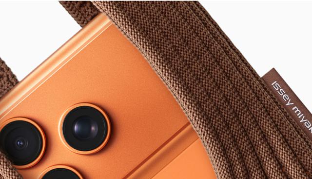 Apple lancia l'iPhone Pocket, una tasca porta telefono realizzata con il giapponese Issey Miyake. Come funziona e tutti i prezzi