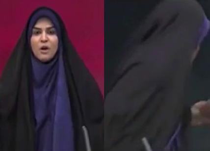 Sigarette accese con foto in fiamme di Khamenei, la protesta delle iraniane sui social