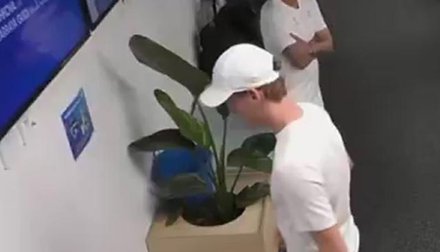 Australian Open, Sinner “litiga” con la tv per seguire Musetti: il video diventa virale sui social