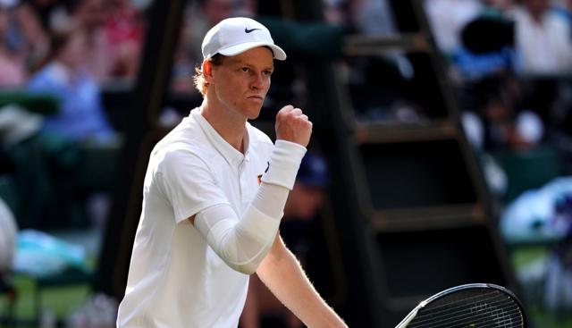 Sinner re di Wimbledon: battuto Alcaraz in finale. È il primo italiano a vincere ai Championships