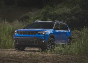 Jeep Cherokee 2026 debutta a Brooklyn con stile, tecnologia e ibrido turbo