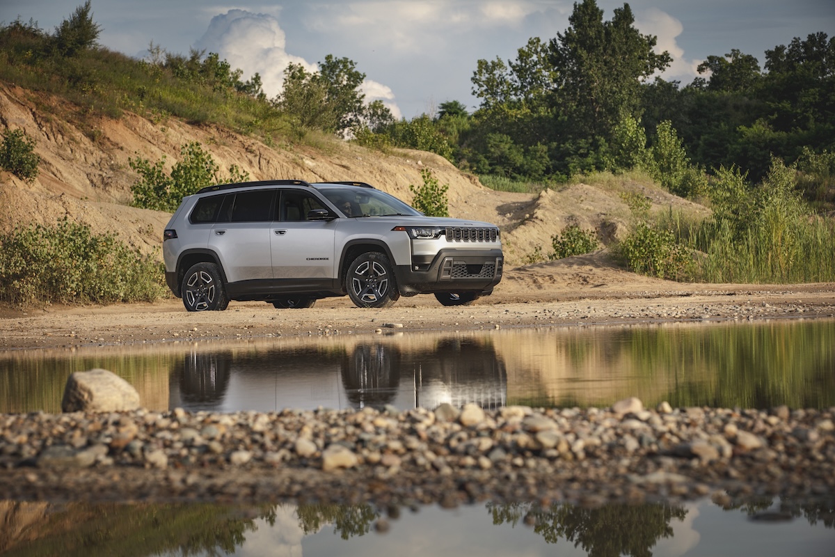 Jeep Cherokee 2026 debutta a Brooklyn con stile, tecnologia e ibrido turbo