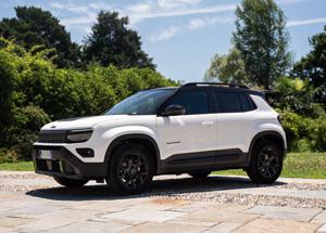 Jeep Avenger 4xe protagonista ai 105 Xmasters 2025 tra sport e avventura