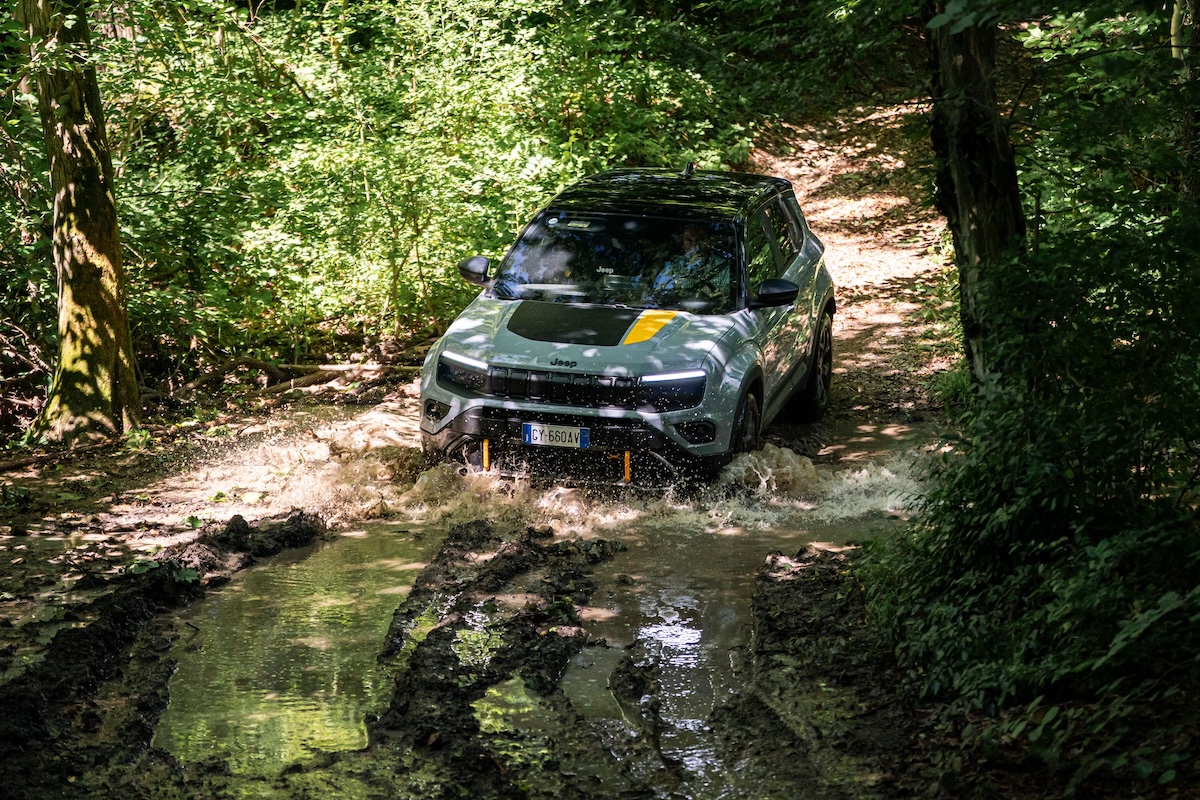 Jeep Avenger 4xe protagonista ai 105 Xmasters 2025 tra sport e avventura