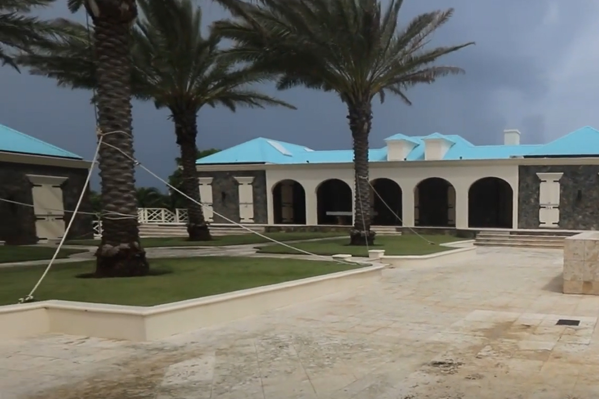 Espstein, dalla poltrona da dentista alle maschere sulle pareti: i video inediti della sua villa con piscina