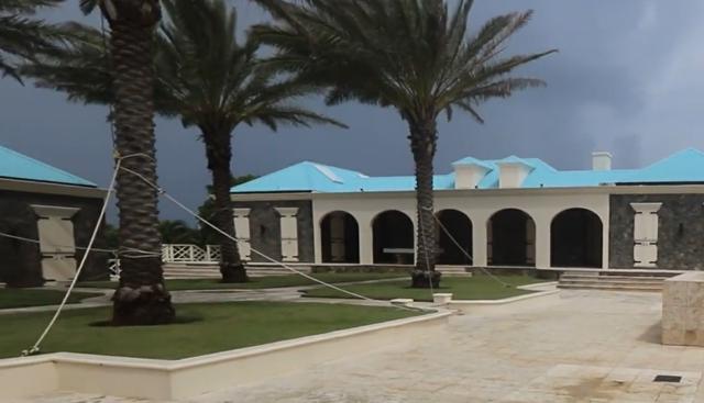 Espstein, dalla poltrona da dentista alle maschere sulle pareti: i video inediti della sua villa con piscina