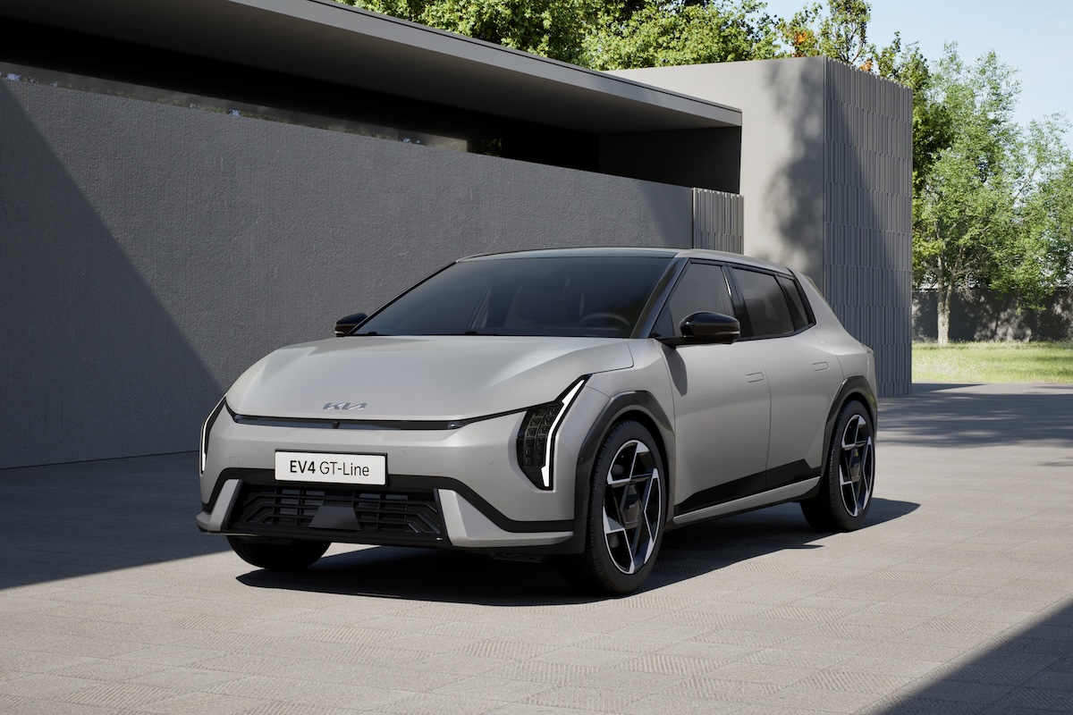 Kia EV4:  la berlina elettrica E-GMP, 625 km e ricarica in 31’