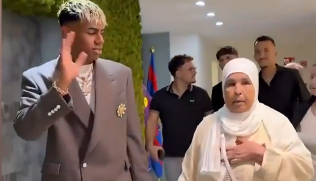 Lamine Yamal porta la nonna Fatima al rinnovo con il Barcellona, il video mano nella mano