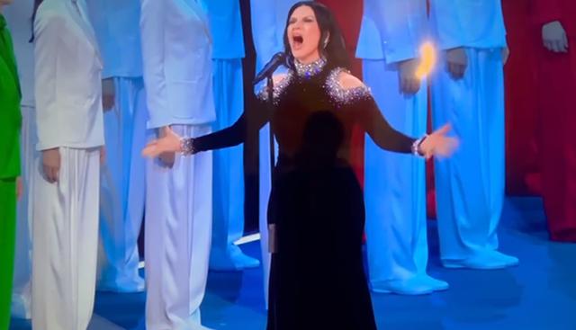 Milano-Cortina, Laura Pausini canta l'inno nazionale a San Siro