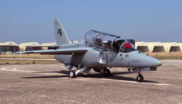 Leonardo presenta l’M-345: nuovo jet per l’addestramento militare