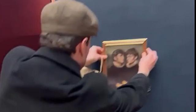 Louvre, ma la sicurezza dov'è? Tiktoker appendono un loro ritratto vicino alla Gioconda e... VIDEO