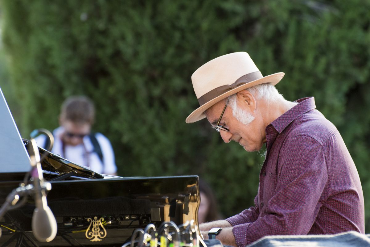 https://www.affaritaliani.it/static/upl2025/ludo/ludovico-einaudi_ph--antonio-cipriani_luglio-2022-concerto-al-castello-di-romena--pratovecchio_b1.jpg