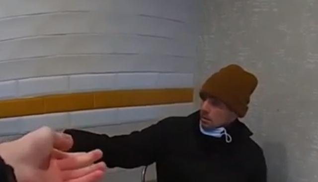 Luigi Mangione, il fermo al McDonald’s ripreso dalla bodycam: “Sono Mark Rosario”