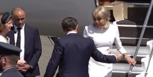 Macron Brigette mano rifiutata da strillo