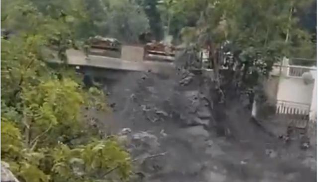 Maltempo a Bardonecchia: esonda il Rio Frejus. Frane in Valle d’Aosta: un morto a Cogne