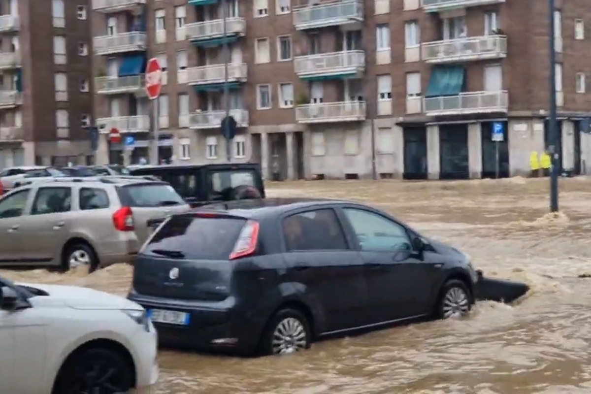 Milano, il Seveso esonda: Niguarda e Isola sott’acqua, strade allagate e disagi Milano, il Seveso esonda: Niguarda e Isola sott’acqua, strade allagate e disagi