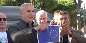 marco rizzo bandiera Ue strappata da strillo