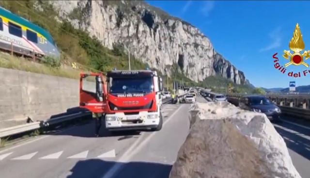 Il masso caduto sulla Provinciale 36
