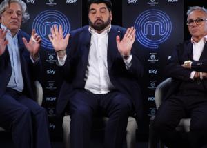 Barbieri, Cannavacciuolo e Locatelli show: 'Pizza o lasagna?' Inter, Napoli e Milan, lo scudetto "passa" da Masterchef. E l'imitazione by Max Giusti ad Antonino... - La video intervista