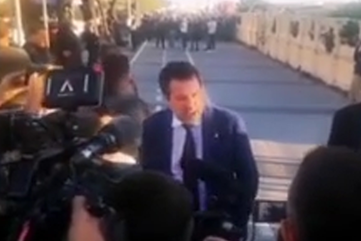 salvini a livorno tensione con i manifestanti ecco cosa ha risposto video
