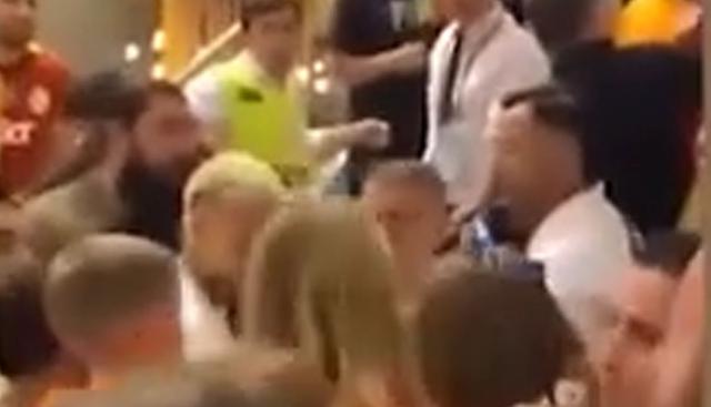 Mauro Icardi perde la calma a Istanbul: spinta e testata a un fan del Galatasaray