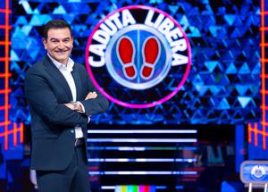 Caduta libera, la strategia anti break di Mediaset ed il Tg5 delle 20 parte 10 minuti prima. Il piano per lanciare Max Giusti