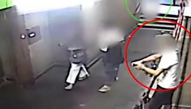 Milano, pedinava minorenni fuori dalla metro e le aggrediva sotto casa: arrestato 19enne