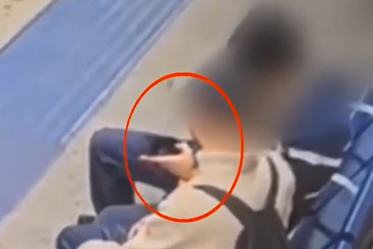 Milano, paura sulla M4: 18enne minaccia i passeggeri con un coltello e li rapina