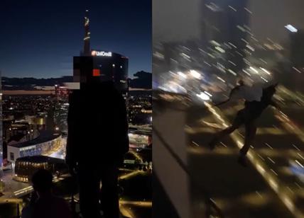 Follia a Milano, si lancia con il paracadute dal tetto del Pirellino mentre gli amici pubblicano sui social